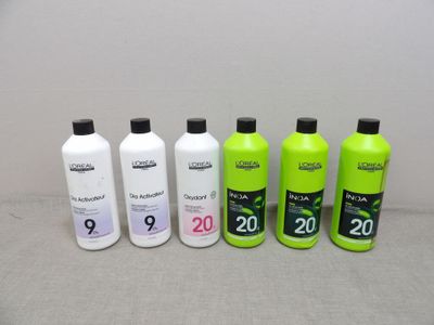 quatre bouteilles contenant un liquide vert, posées les unes à côté des autres sur une table