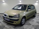 une voiture verte garée dans une pièce