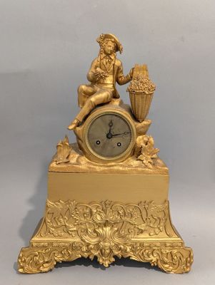 une horloge en or posée sur une table