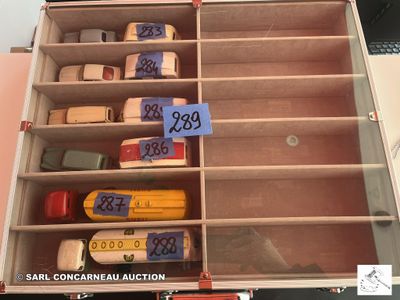 une boîte contenant un grand nombre d'objets différents