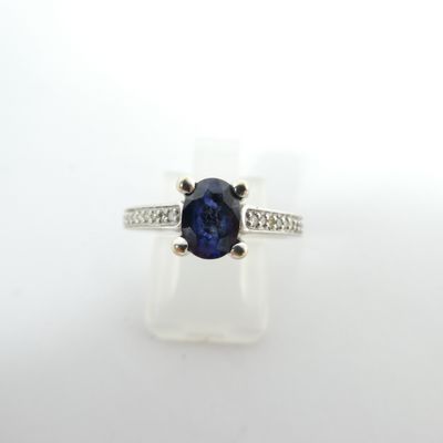 un gros plan d'une bague sertie d'un saphir