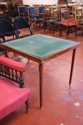de nombreuses chaises et une table dans une pièce où se trouvent de nombreuses tables
