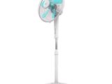 gros plan d'un ventilateur sur un support sur fond blanc