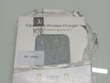 emballage d'un chargeur sans fil posé sur une table blanche