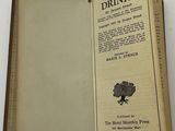 un livre sur lequel figure l'image d'une dinde
