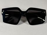 Les lunettes de soleil sont noires et ont des verres noirs.