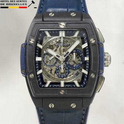 un gros plan d'une montre avec un bracelet bleu