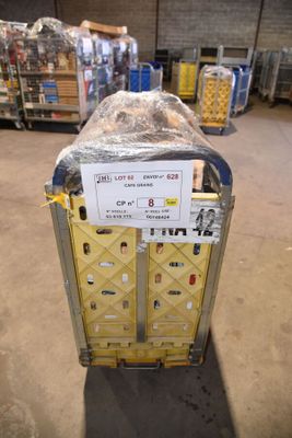 un chariot sur lequel est accrochée une pancarte, dans un entrepôt