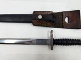 une image représentant un couteau et son fourreau sur un fond blanc