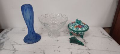deux vases et un bol posés sur une table