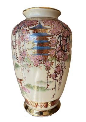 un vase avec un tableau posé sur une table