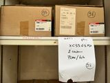 une pancarte posée sur une étagère dans une pièce où se trouvent des cartons
