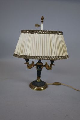 une image représentant une lampe avec un abat-jour blanc posée sur une table