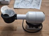 un petit robot posé sur une table