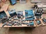 un grand nombre d'outils posés sur une table