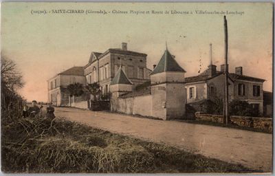une vieille photo d'un bâtiment au bord de la route