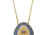 un collier en or orné d'un « œil maléfique » bleu et blanc