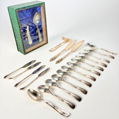 WAI KEE, Hong Kong et divers Suite de 12 cuillères à moka, 4…