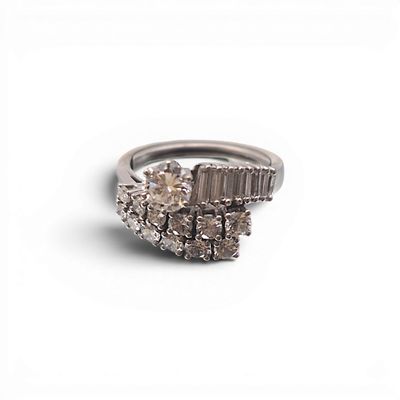 gros plan d'une bague en diamant sur une surface blanche