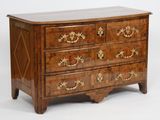 une commode en bois ornée de motifs dorés