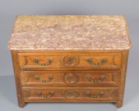 Commode rectangulaire en bois naturel à trois tiroirs. (photo 2)