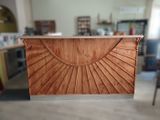 une boîte en bois ornée d'un motif représentant un soleil