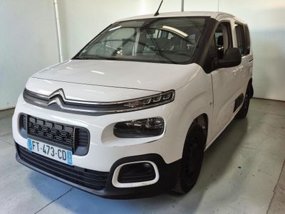 une camionnette Citroën blanche garée dans un garage