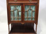 une vieille armoire en bois surmontée de portes vitrées