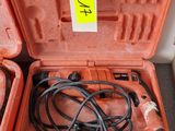 deux boîtes orange posées par terre, contenant des fils