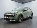 Un SUV vert est garé dans une grande pièce.