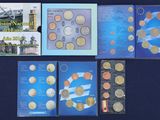 de nombreuses pièces différentes sur un fond bleu
