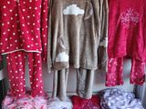 beaucoup de pyjamas suspendus à un portant dans une pièce