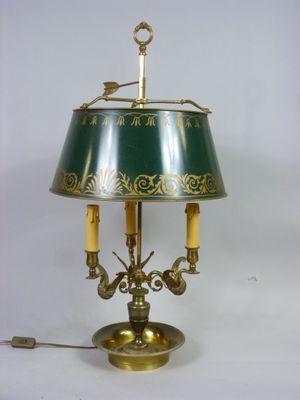 une lampe verte surmontée d'un abat-jour vert et doré