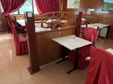 des tables et des chaises dans un restaurant, ornées de rideaux rouges