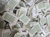 une boîte remplie de petites brosses à dents blanches et vertes