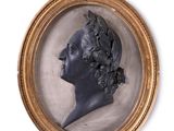 portrait d'un homme de profil dans un cadre doré sur fond blanc
