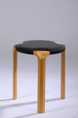 Ce tabouret est en bois et son assise est en cuir noir.