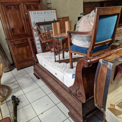 a lot of furniture that is in a room