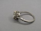 gros plan d'une bague en diamant sur une table