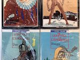 Quatre albums de bande dessinée sont alignés sur une surface blanche