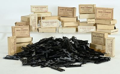 un tas d'attaches en plastique noir sur une surface blanche