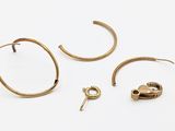 deux paires de boucles d'oreilles créoles en or et une paire de boucles d'oreilles en or
