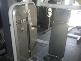 une salle de sport équipée d'un appareil et d'autres équipements