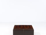 une image représentant un petit plateau carré en bois avec un plateau de couleur marron