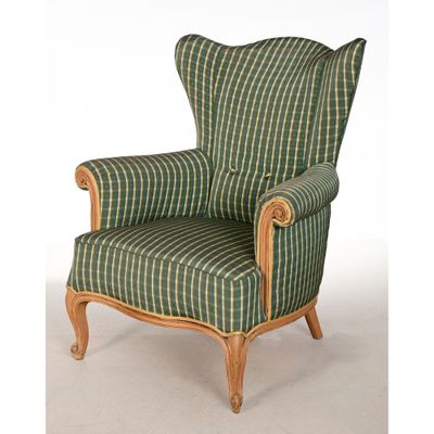 une chaise rembourrée dont l'assise est recouverte d'un tissu rayé vert et blanc