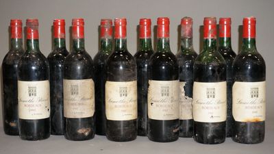 six bouteilles de vin sont alignées sur une table