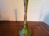 un vase vert posé sur une table, avec une étiquette de prix dessus
