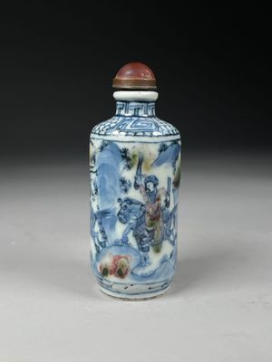 un petit vase bleu et blanc orné de fleurs