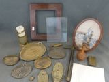 un grand nombre d'objets posés sur une table