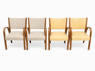 un ensemble de quatre chaises de style « person »